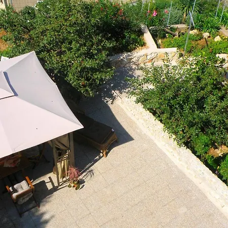 With A Parking Space アパート